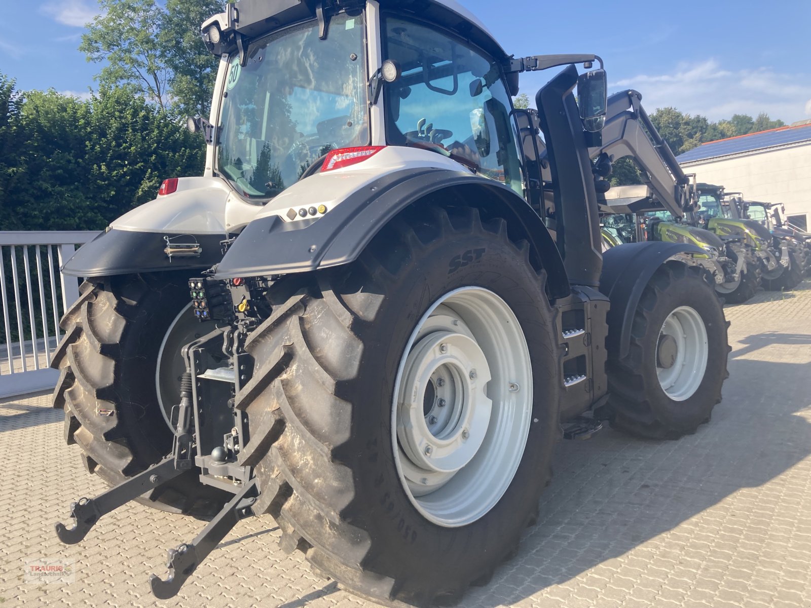 Traktor van het type Valtra T175e Active, Neumaschine in Mainburg/Wambach (Foto 15)