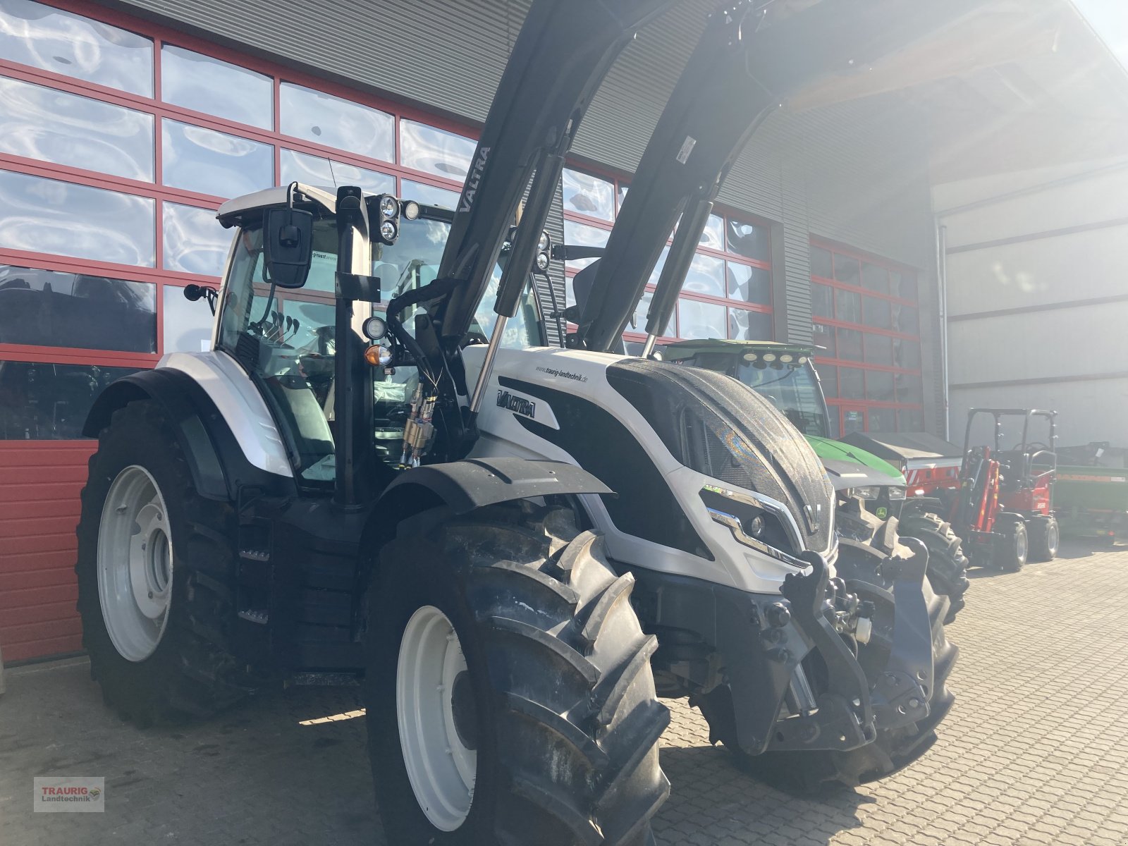 Traktor of the type Valtra T175e Active, Neumaschine in Mainburg/Wambach (Picture 22)