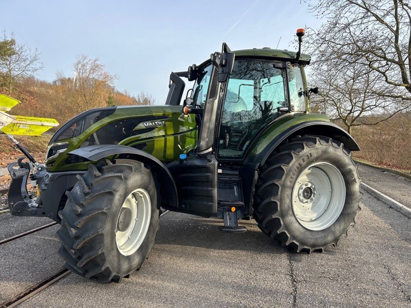 Traktor of the type Valtra T175V, Vorführmaschine in Schaffhausen (Picture 2)