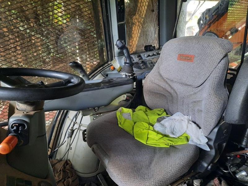 Traktor van het type Valtra T191LS, Gebrauchtmaschine in COULONGES SUR L'AUTI (Foto 6)