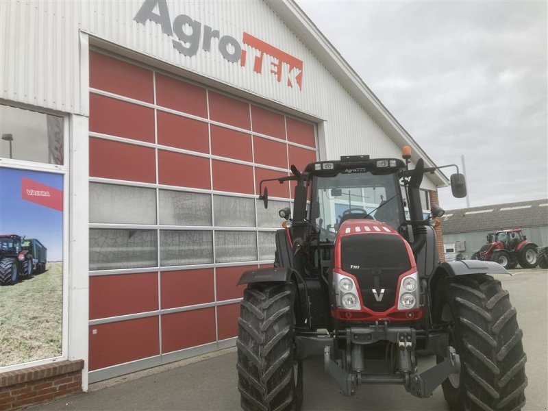 Traktor of the type Valtra T193 HiTech Med beslag til læsser, Gebrauchtmaschine in Hobro