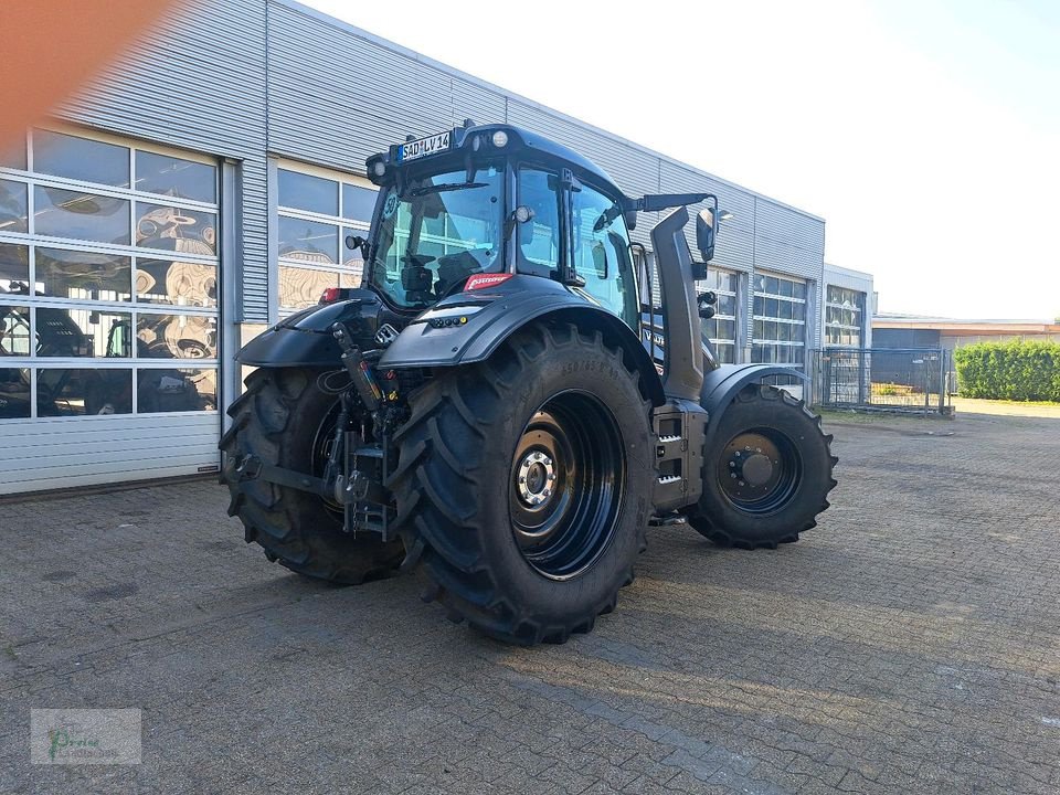 Traktor of the type Valtra T195 D, Neumaschine in Bad Kötzting (Picture 3)