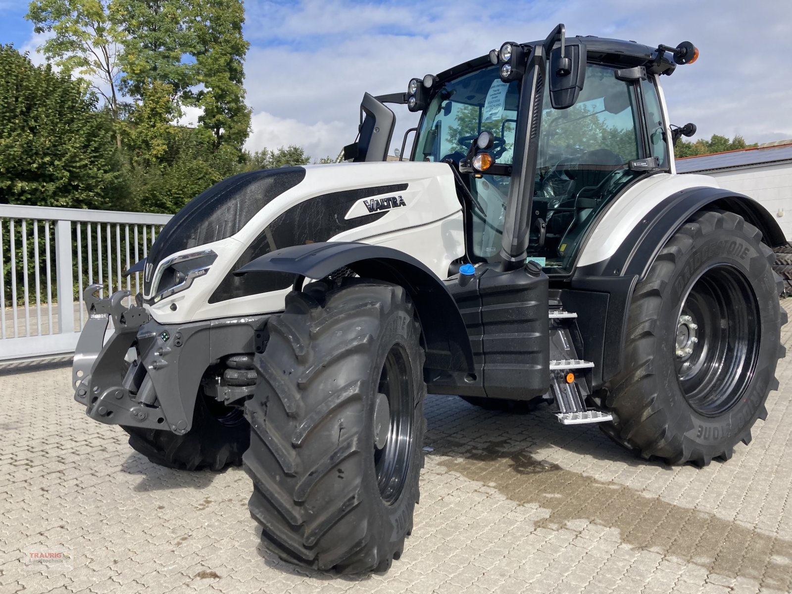 Traktor des Typs Valtra T195D mit Vollausstattung, Neumaschine in Mainburg/Wambach (Bild 1)