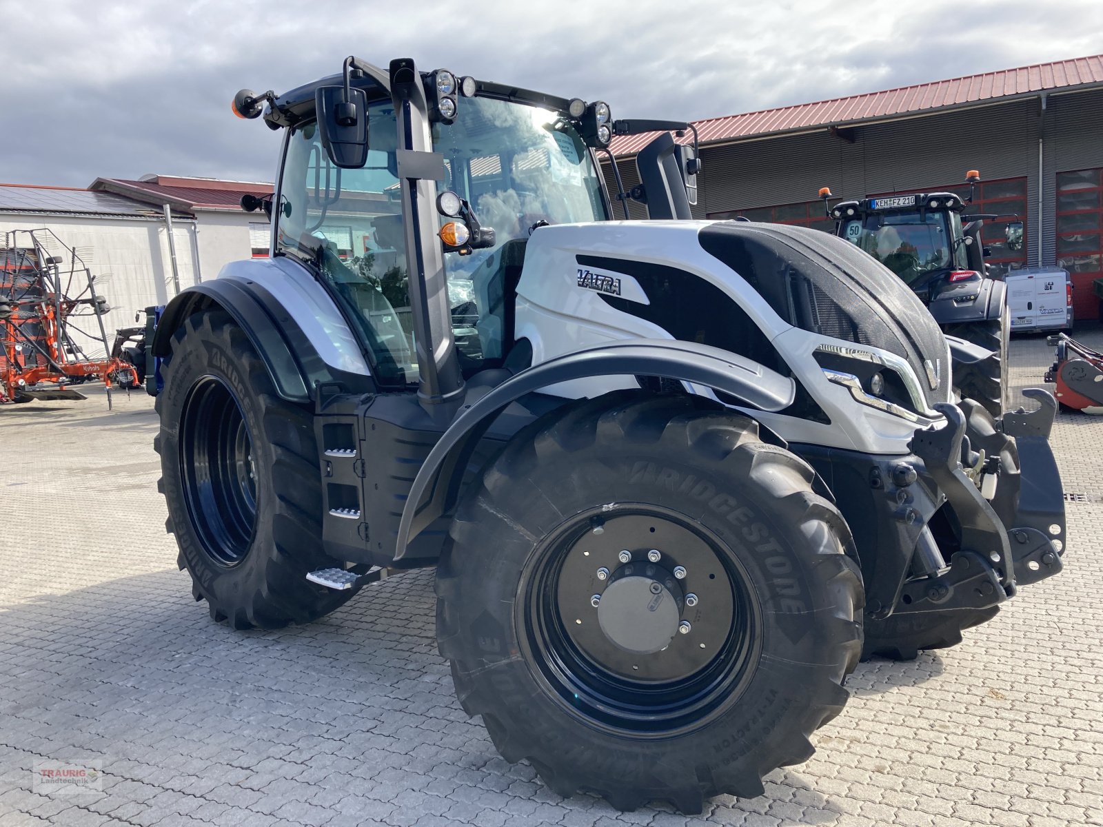 Traktor of the type Valtra T195D mit Vollausstattung, Neumaschine in Mainburg/Wambach (Picture 5)