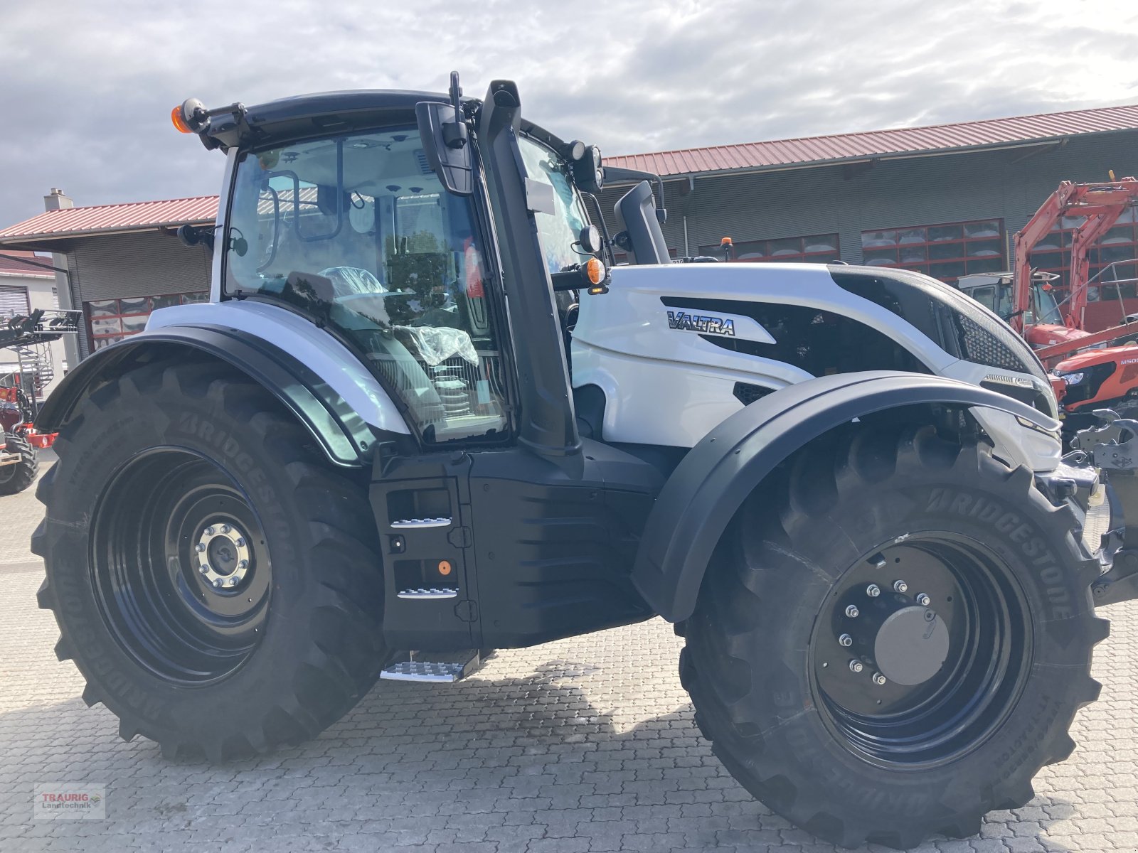 Traktor of the type Valtra T195D mit Vollausstattung, Neumaschine in Mainburg/Wambach (Picture 7)