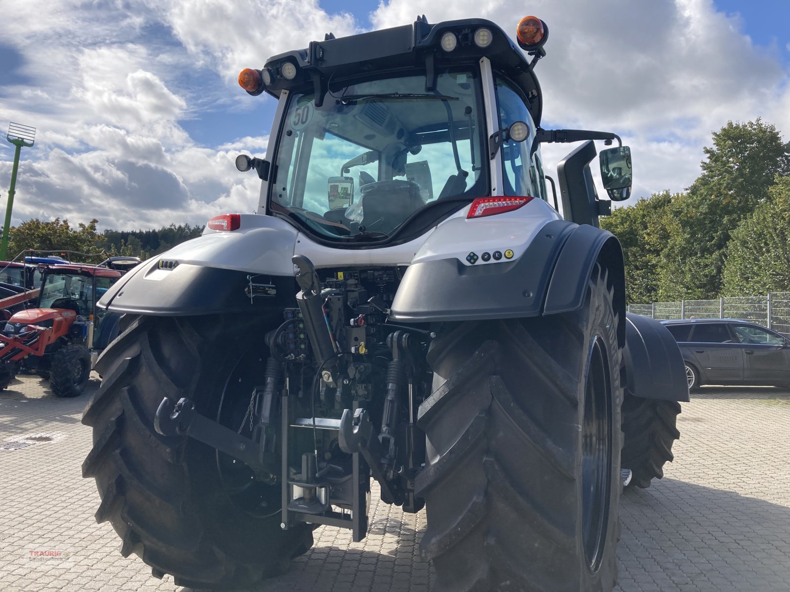 Traktor des Typs Valtra T195D mit Vollausstattung, Neumaschine in Mainburg/Wambach (Bild 9)