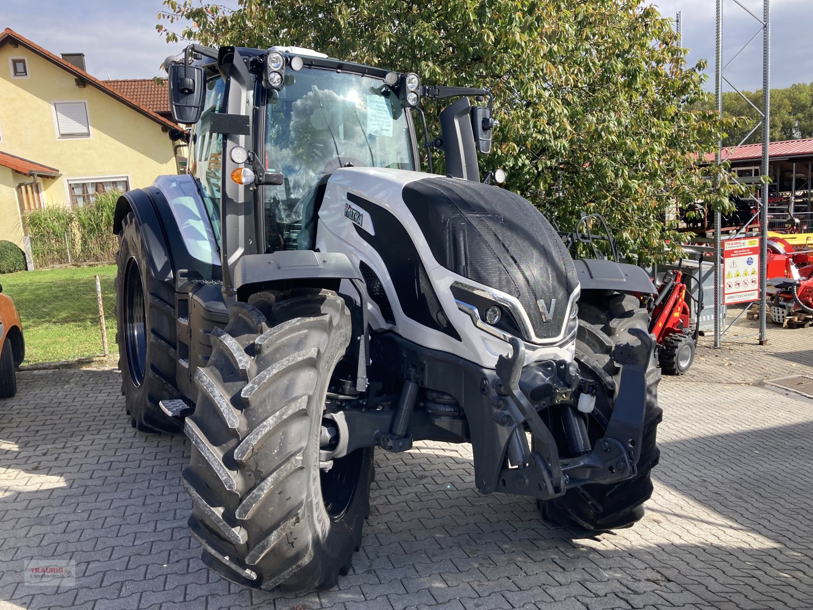 Traktor of the type Valtra T195D mit Vollausstattung, Neumaschine in Mainburg/Wambach (Picture 18)