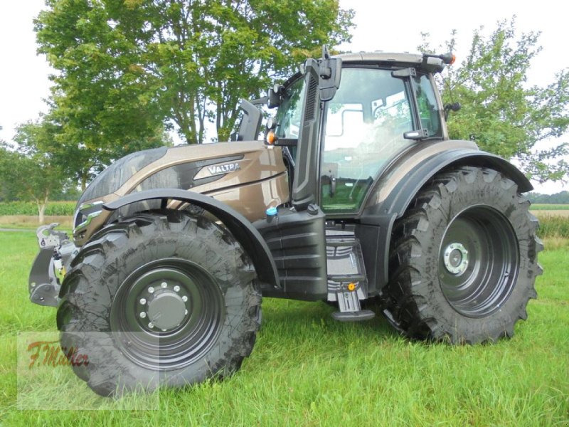 Traktor of the type Valtra T195D, Neumaschine in Taaken (Picture 1)