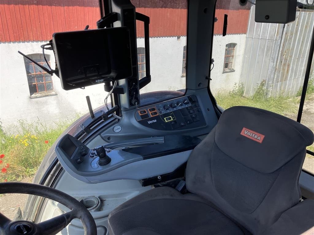 Traktor of the type Valtra T213 Versu ---  Næsten ny læsser  ---, Gebrauchtmaschine in Høng (Picture 6)