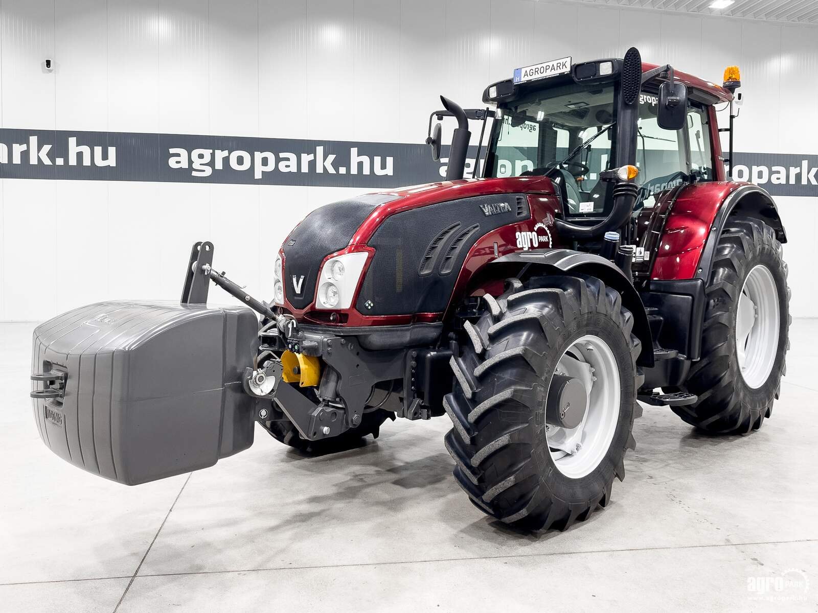 Traktor of the type Valtra T213, Gebrauchtmaschine in Csengele (Picture 1)