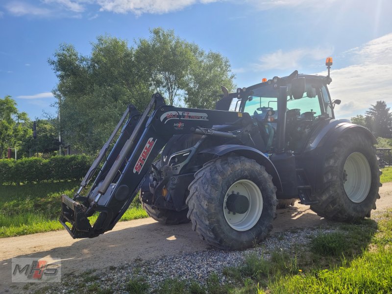 Traktor типа Valtra T214 D, Gebrauchtmaschine в Engen