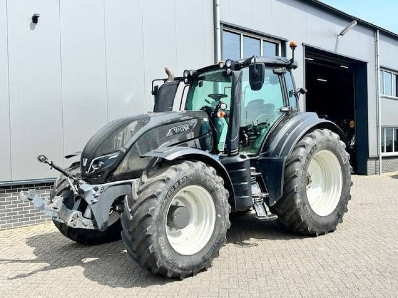 Traktor of the type Valtra T214 Versu, Gebrauchtmaschine in Marknesse