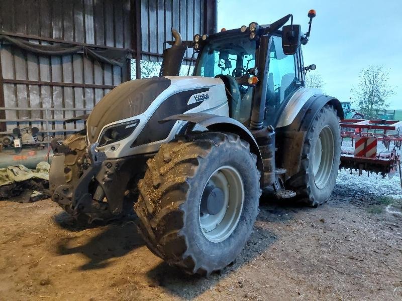 Traktor от тип Valtra T214, Gebrauchtmaschine в VOUZIERS (Снимка 1)