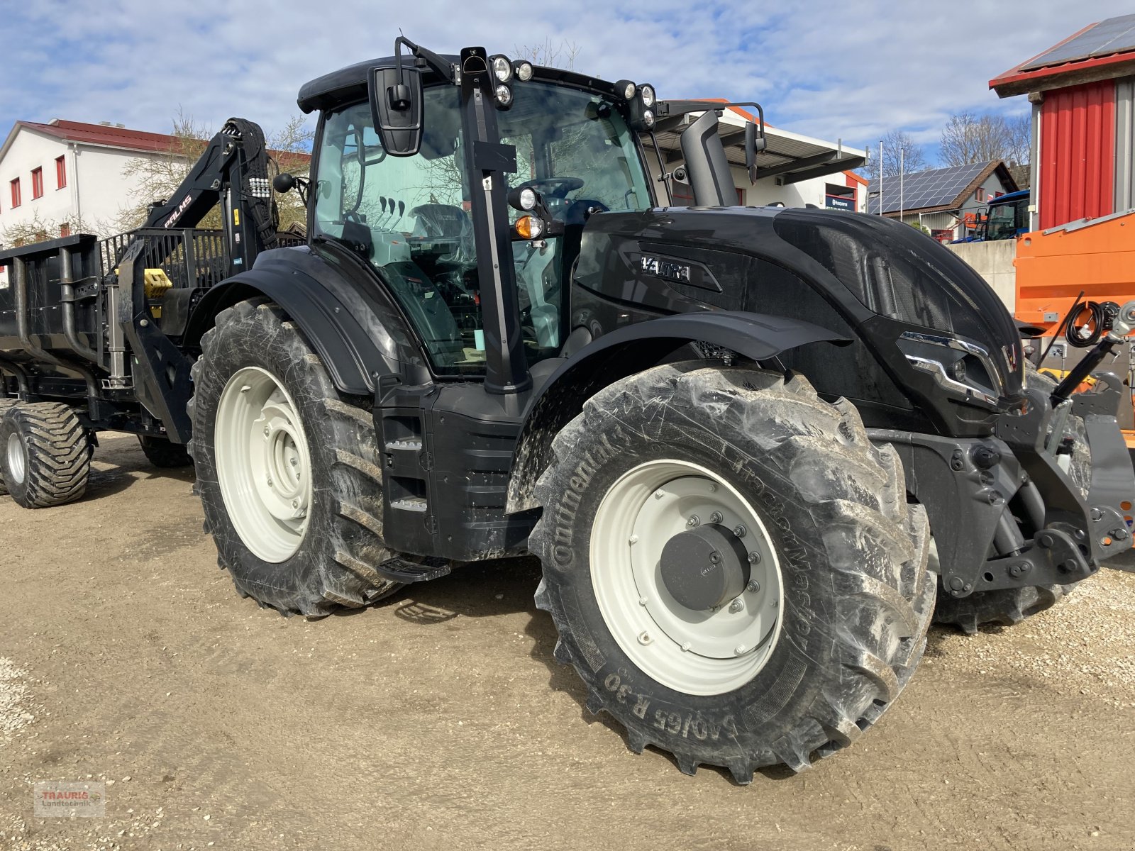 Traktor typu Valtra T215 Aktiv, Gebrauchtmaschine w Mainburg/Wambach (Zdjęcie 1)