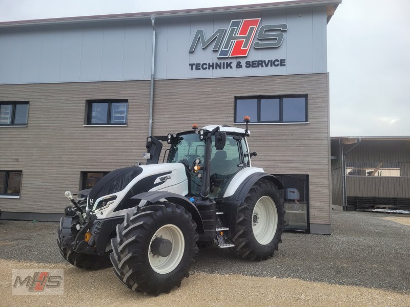 Traktor of the type Valtra T215 D, Neumaschine in Engen-Welschingen (Picture 1)