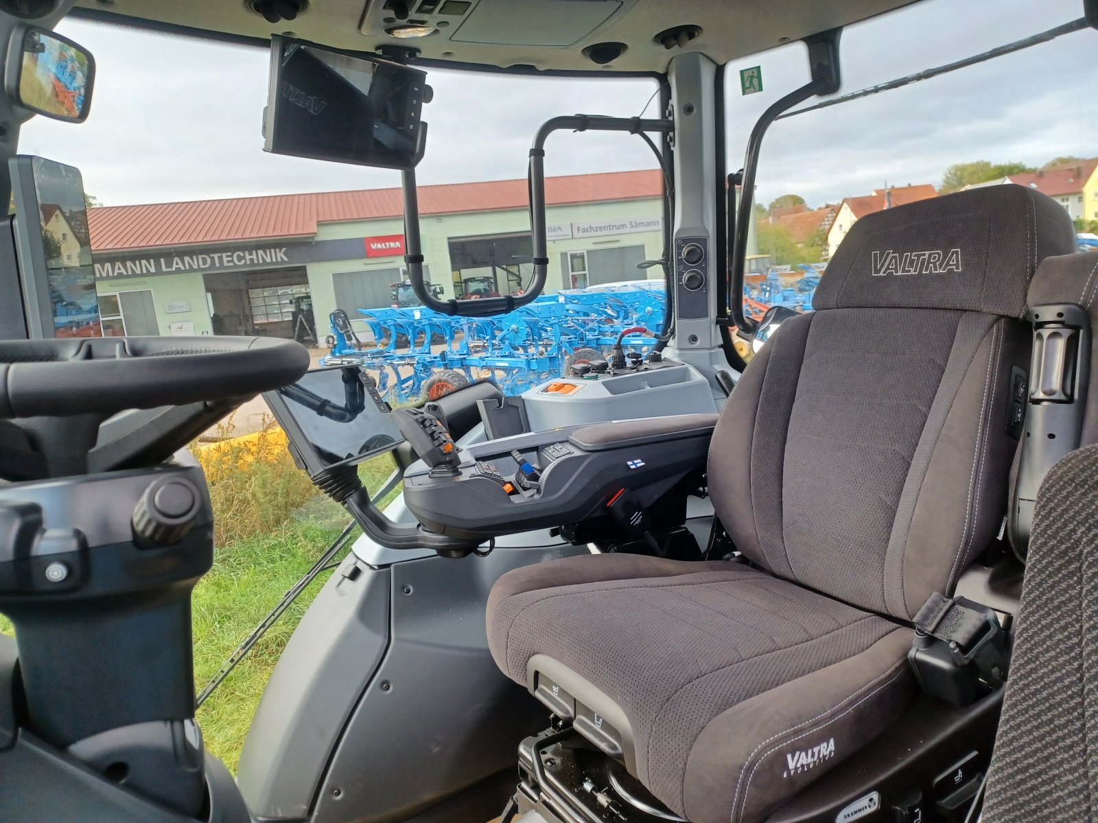 Traktor от тип Valtra T215 D, Gebrauchtmaschine в Uffenheim (Снимка 4)