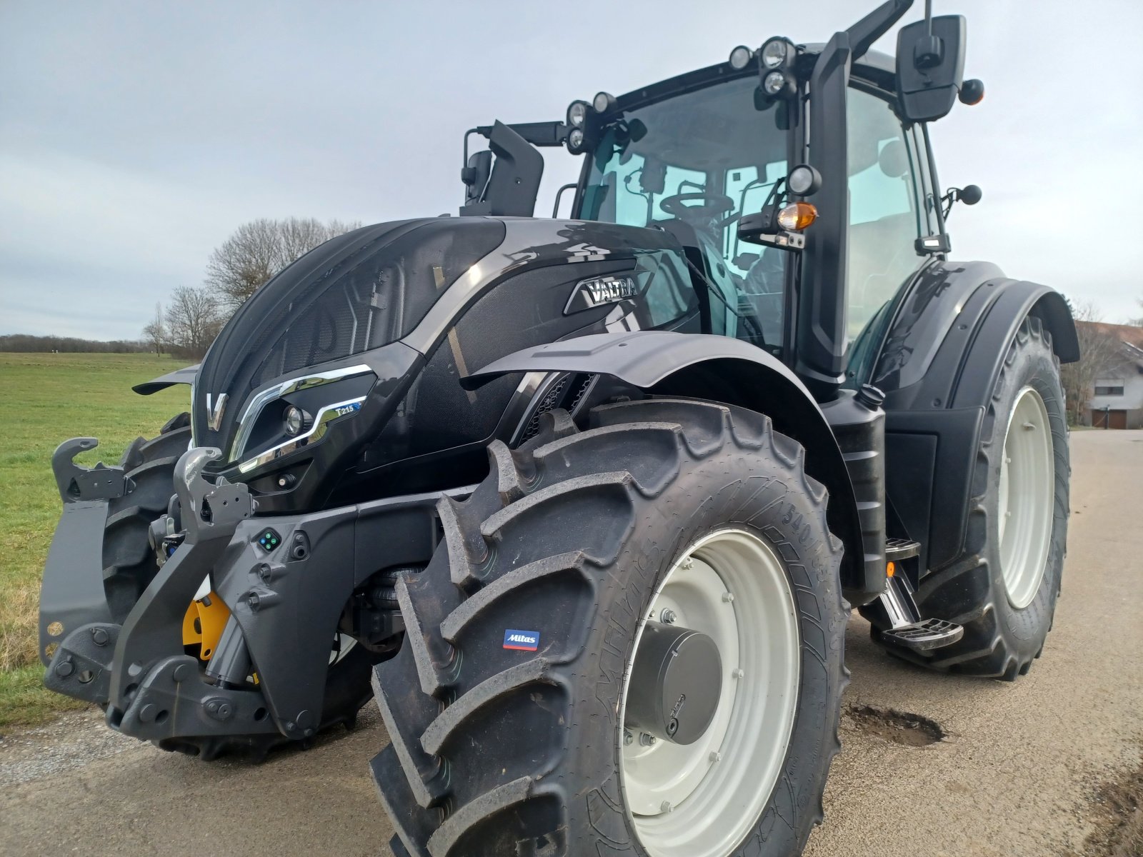 Traktor typu Valtra T215 D, Gebrauchtmaschine v Uffenheim (Obrázek 4)