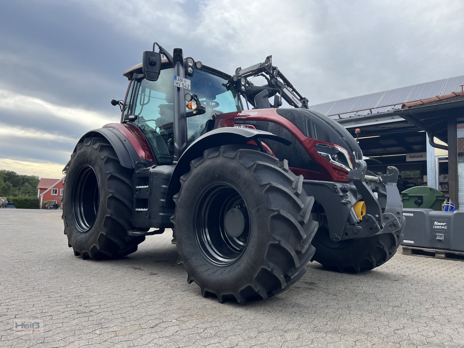 Traktor of the type Valtra T215 D, Neumaschine in Merkendorf (Picture 2)