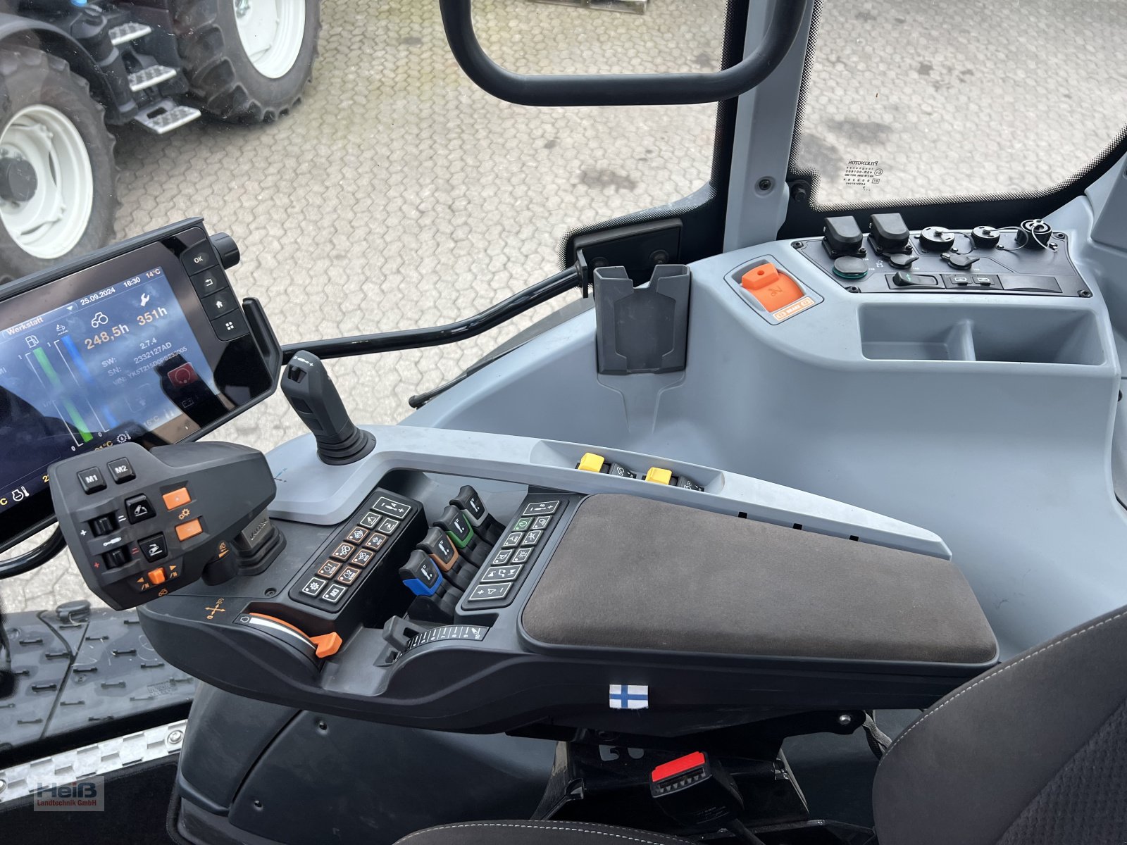 Traktor of the type Valtra T215 D, Neumaschine in Merkendorf (Picture 9)