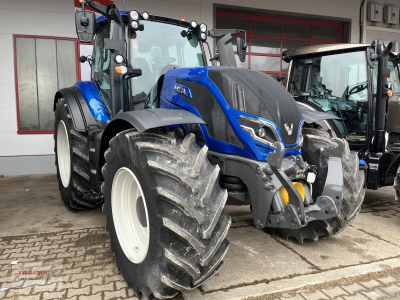 Traktor of the type Valtra T215 D, Neumaschine in Mainburg/Wambach (Picture 1)