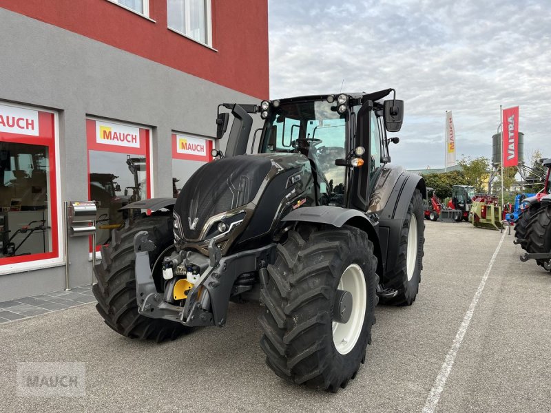 Traktor of the type Valtra T215 Direct, Neumaschine in Burgkirchen (Picture 1)