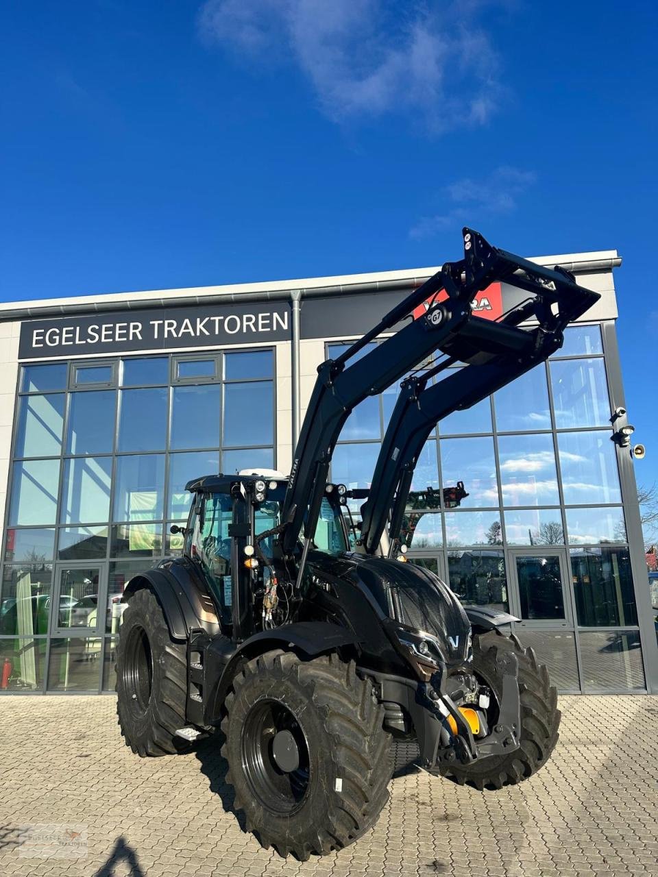 Traktor des Typs Valtra T215A, Neumaschine in Fürth / Burgfarrnbach (Bild 1)