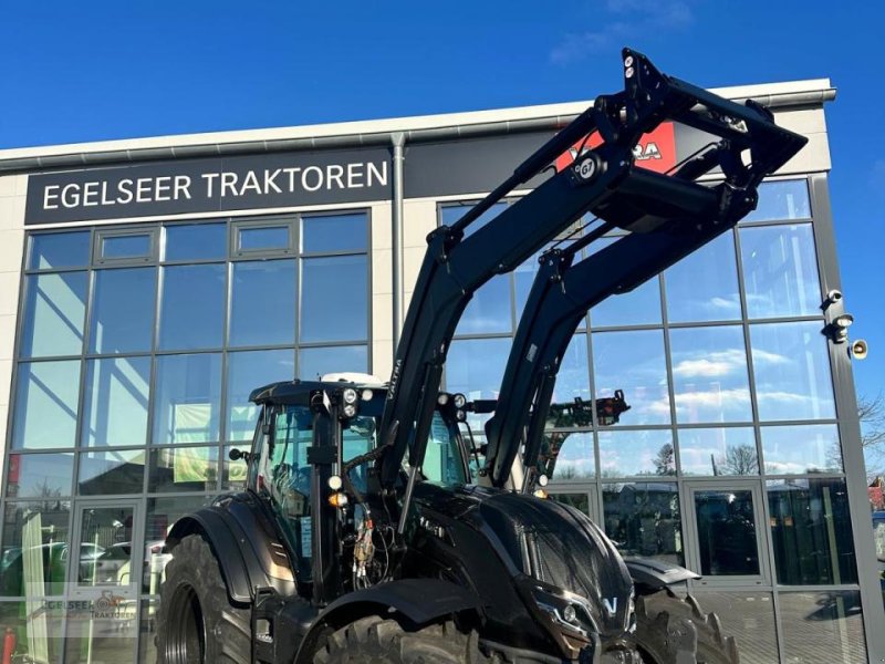 Traktor van het type Valtra T215A, Neumaschine in Fürth / Burgfarrnbach (Foto 1)