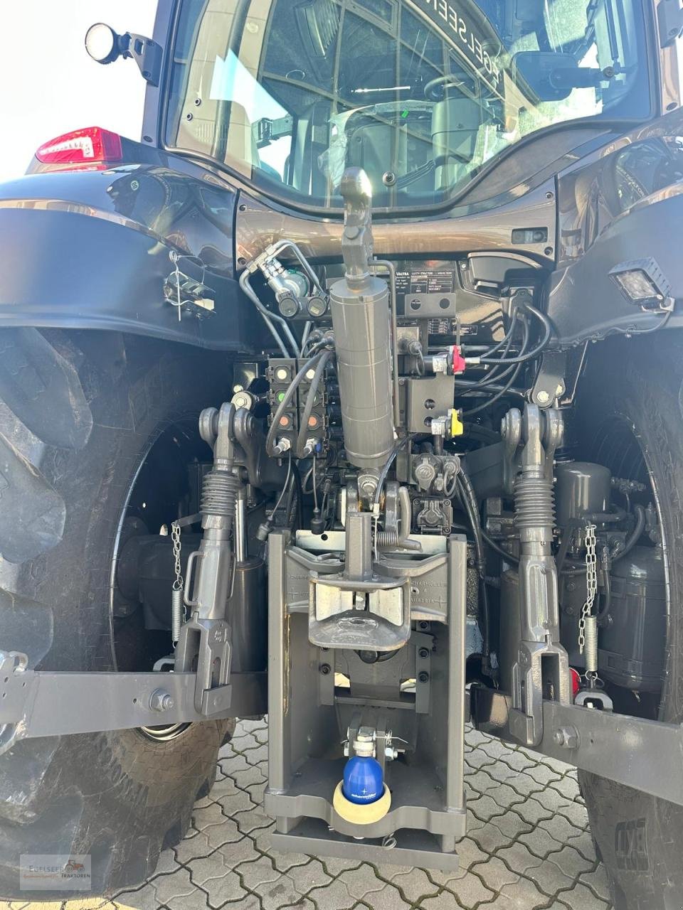 Traktor des Typs Valtra T215A, Neumaschine in Fürth / Burgfarrnbach (Bild 3)