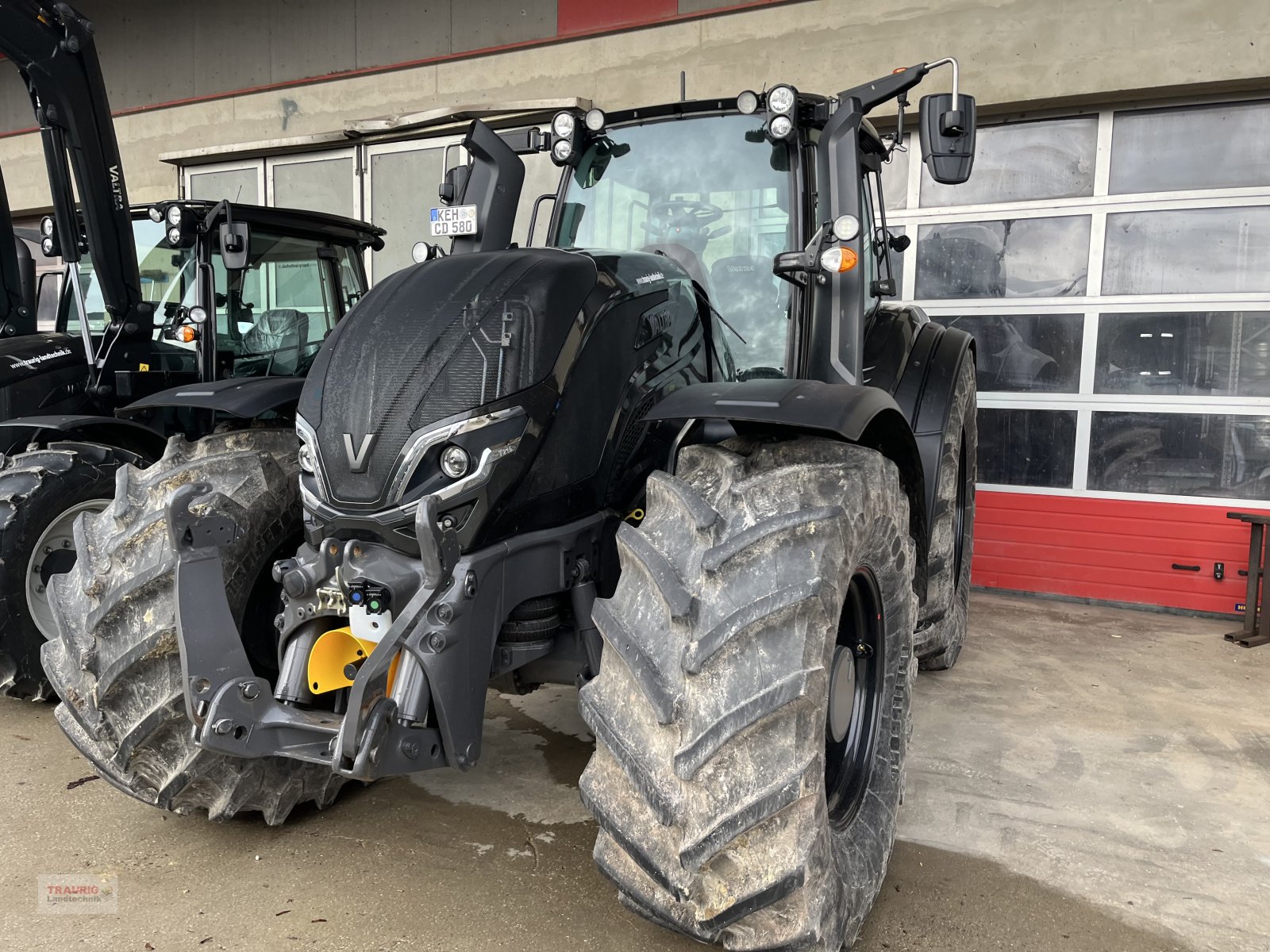 Traktor of the type Valtra T215D, Neumaschine in Mainburg/Wambach (Picture 2)