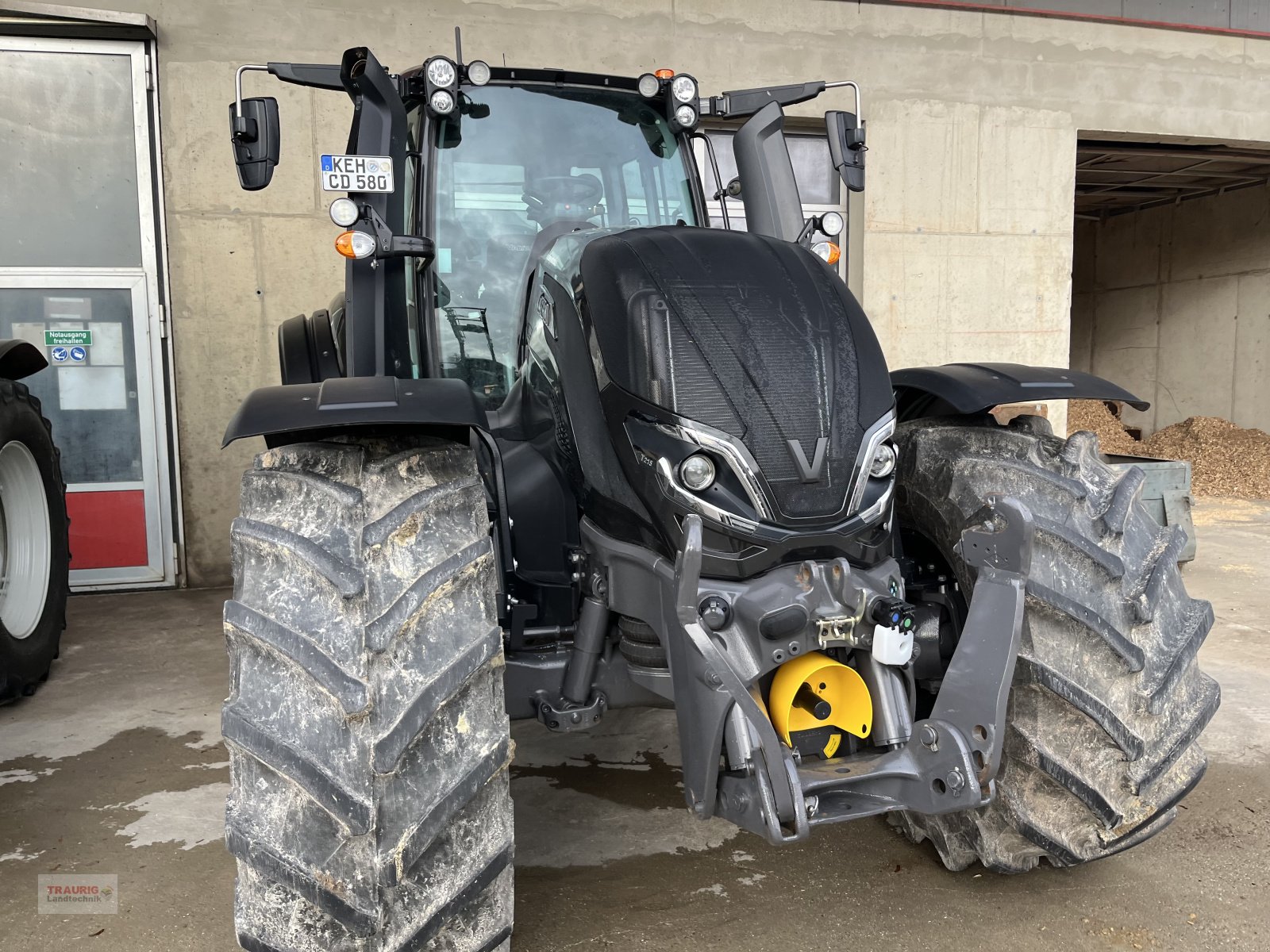 Traktor of the type Valtra T215D, Neumaschine in Mainburg/Wambach (Picture 5)