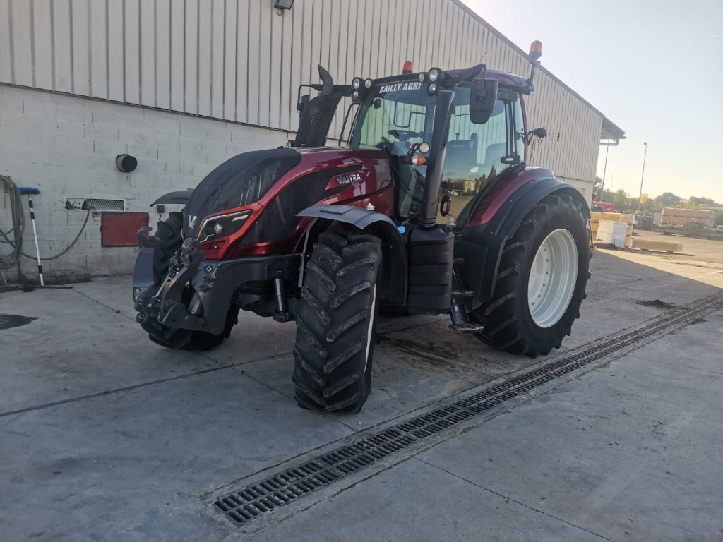 Traktor of the type Valtra T234, Gebrauchtmaschine in Marolles (Picture 3)