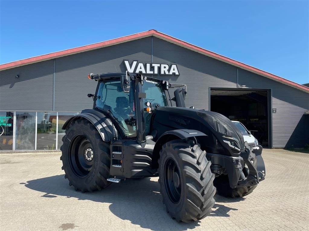 Traktor of the type Valtra T235 Direct Blacked Out, Gebrauchtmaschine in Høng (Picture 4)