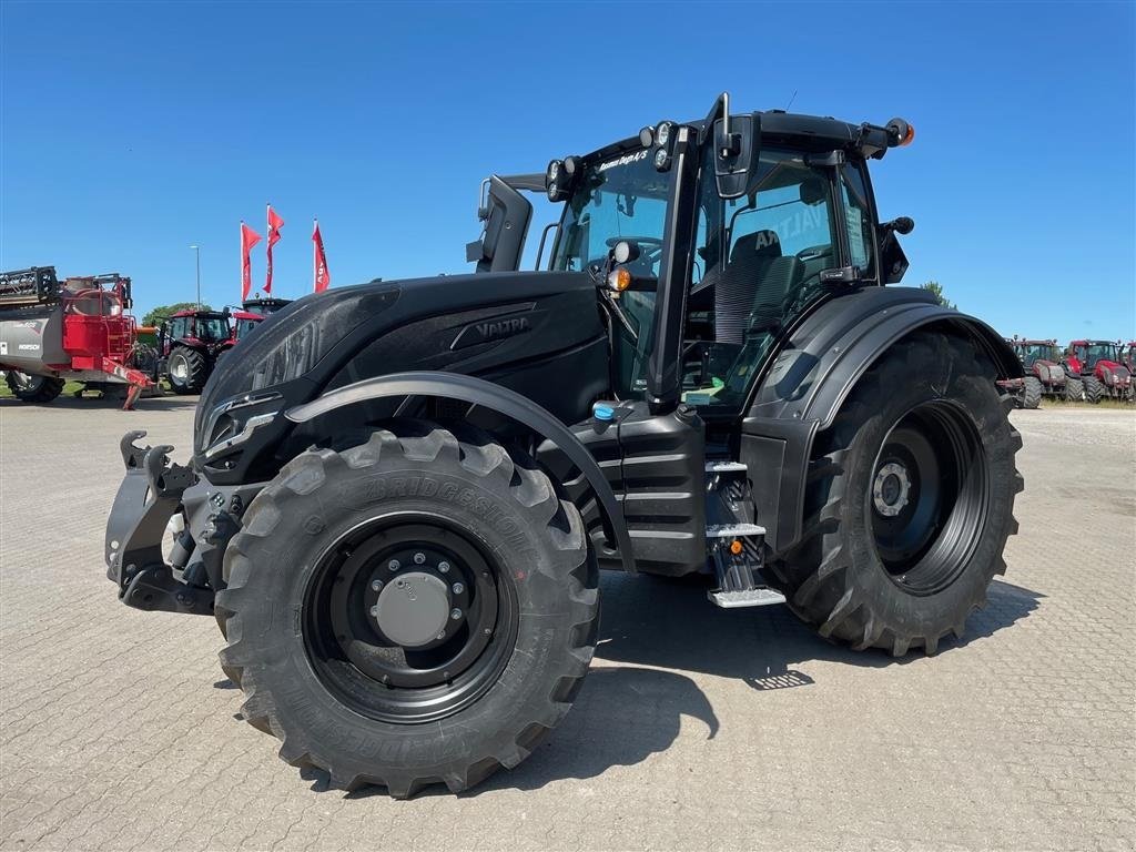 Traktor of the type Valtra T235 Direct Blacked Out, Gebrauchtmaschine in Høng (Picture 1)