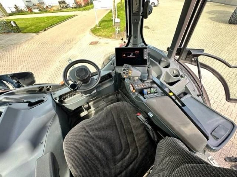 Traktor типа Valtra T235 Direct Smart Touch TWINTRAC! 745 HOURS, Gebrauchtmaschine в Marknesse (Фотография 9)