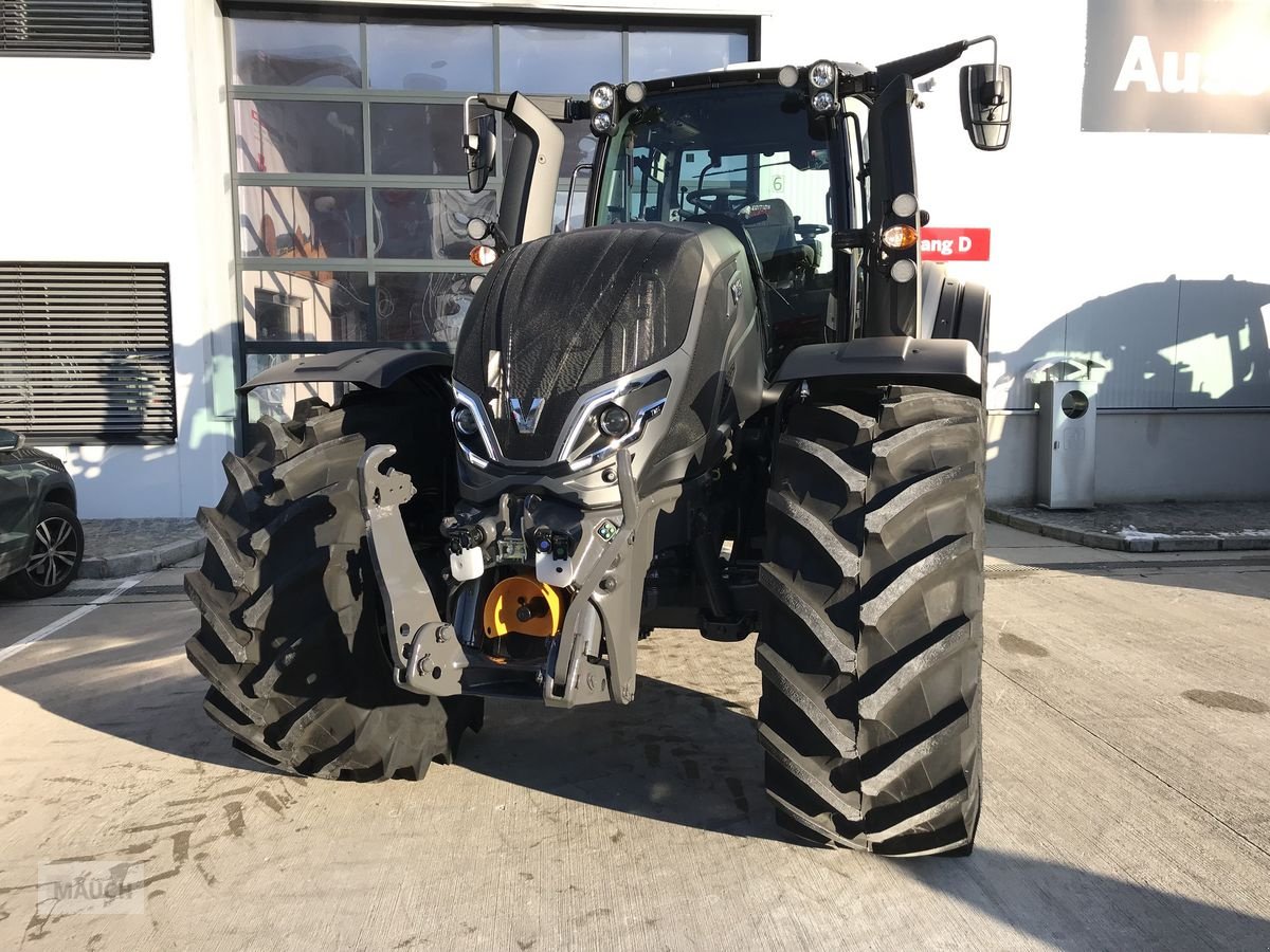 Traktor of the type Valtra T235 Direct, Neumaschine in Burgkirchen (Picture 1)