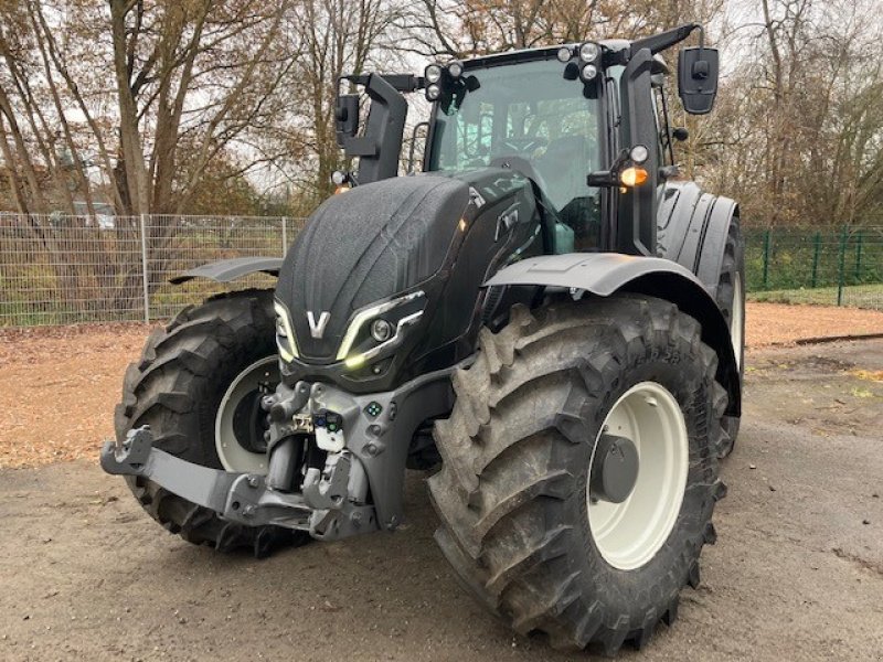 Traktor of the type Valtra T235 V 2A1, Neumaschine in Neustadt / Orla (Picture 2)