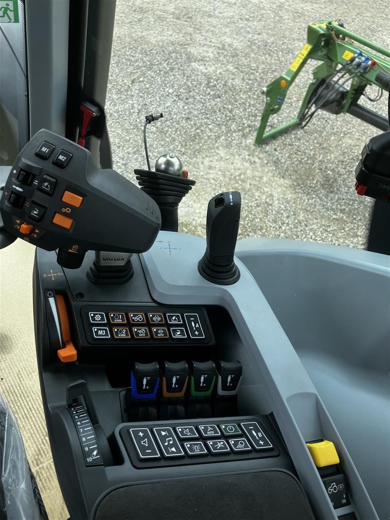 Traktor от тип Valtra T235 Versu, Gebrauchtmaschine в Høng (Снимка 7)