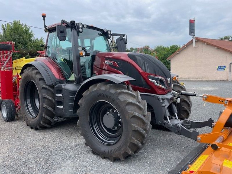 Traktor of the type Valtra T235 VERSU, Gebrauchtmaschine in JOZE