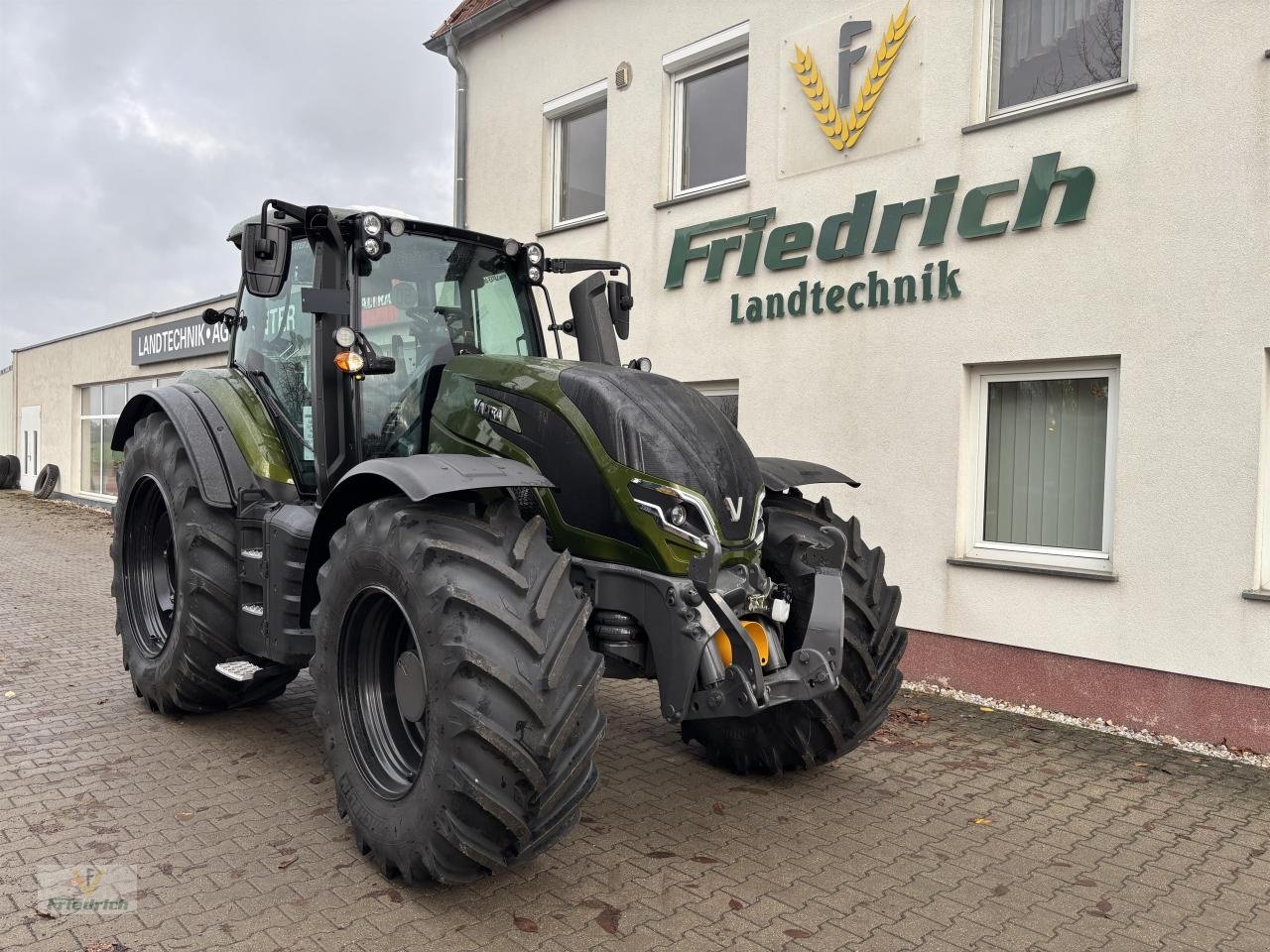 Traktor van het type Valtra T235A, Neumaschine in Bad Lausick (Foto 1)