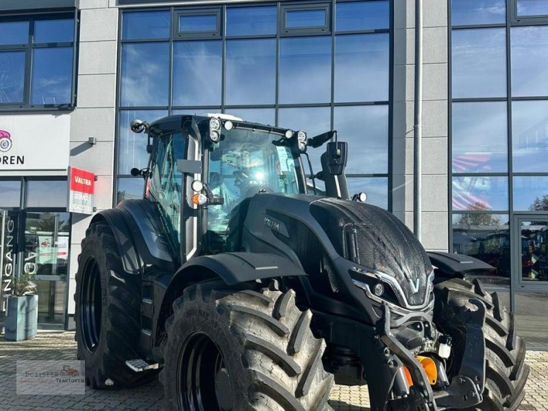 Traktor typu Valtra T235D, Neumaschine v Fürth / Burgfarrnbach