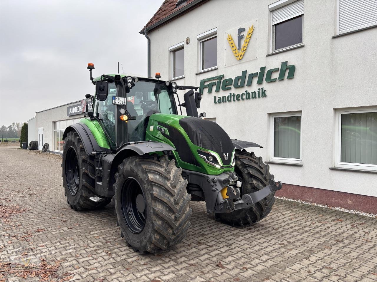 Traktor of the type Valtra T235V 2A1 (ultragreen), Neumaschine in Bad Lausick (Picture 1)