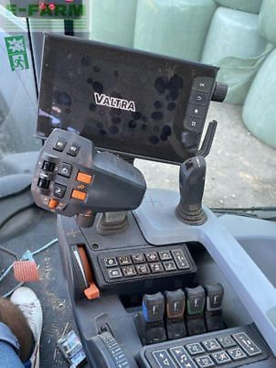 Traktor van het type Valtra t235v, Gebrauchtmaschine in MONFERRAN (Foto 4)