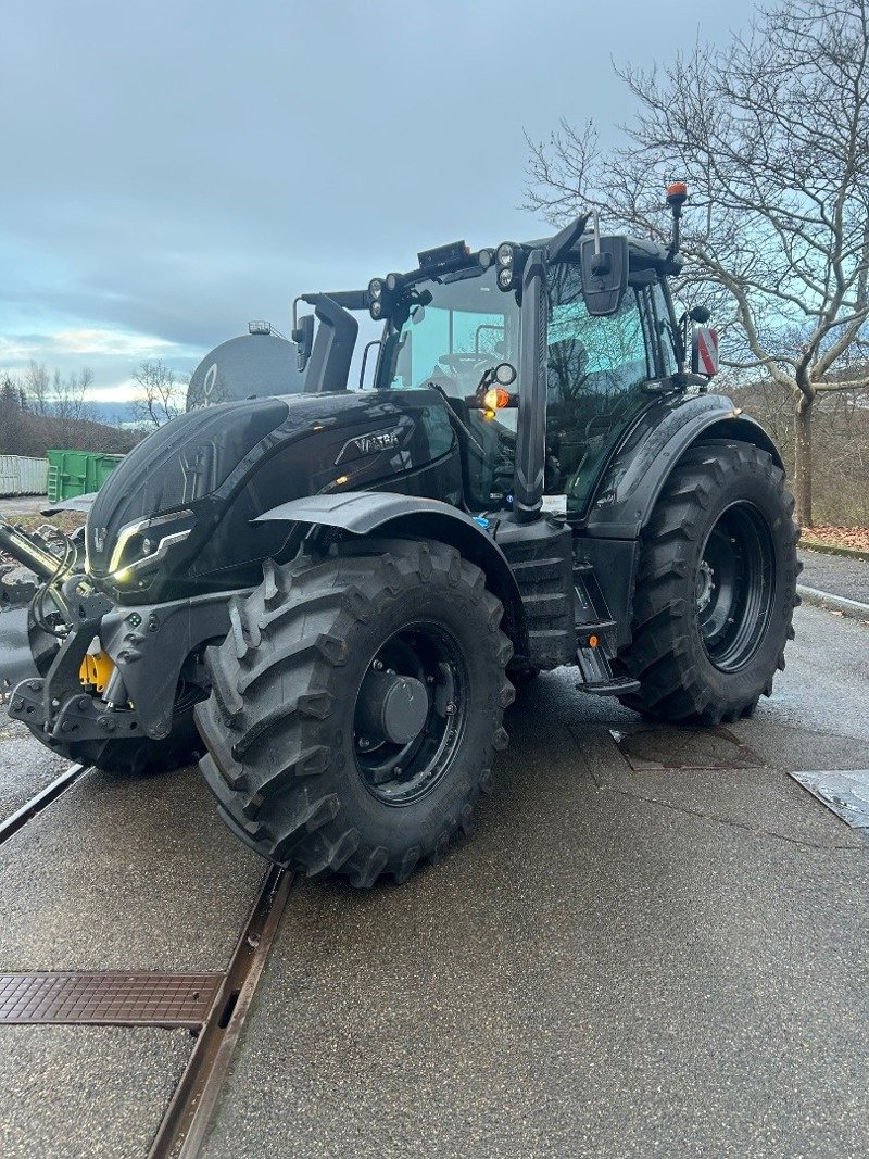 Traktor typu Valtra T255V, Ausstellungsmaschine v Schaffhausen (Obrázek 1)