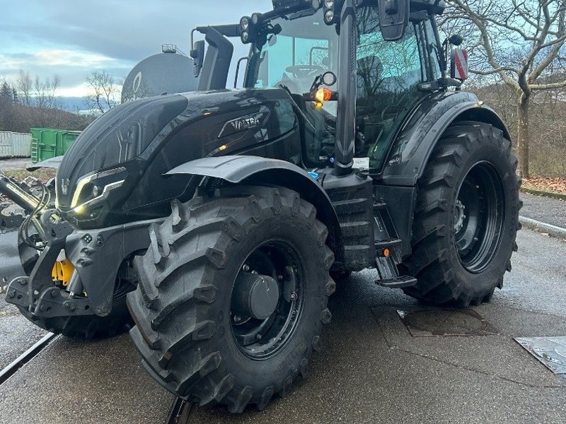 Traktor typu Valtra T255V, Ausstellungsmaschine v Schaffhausen