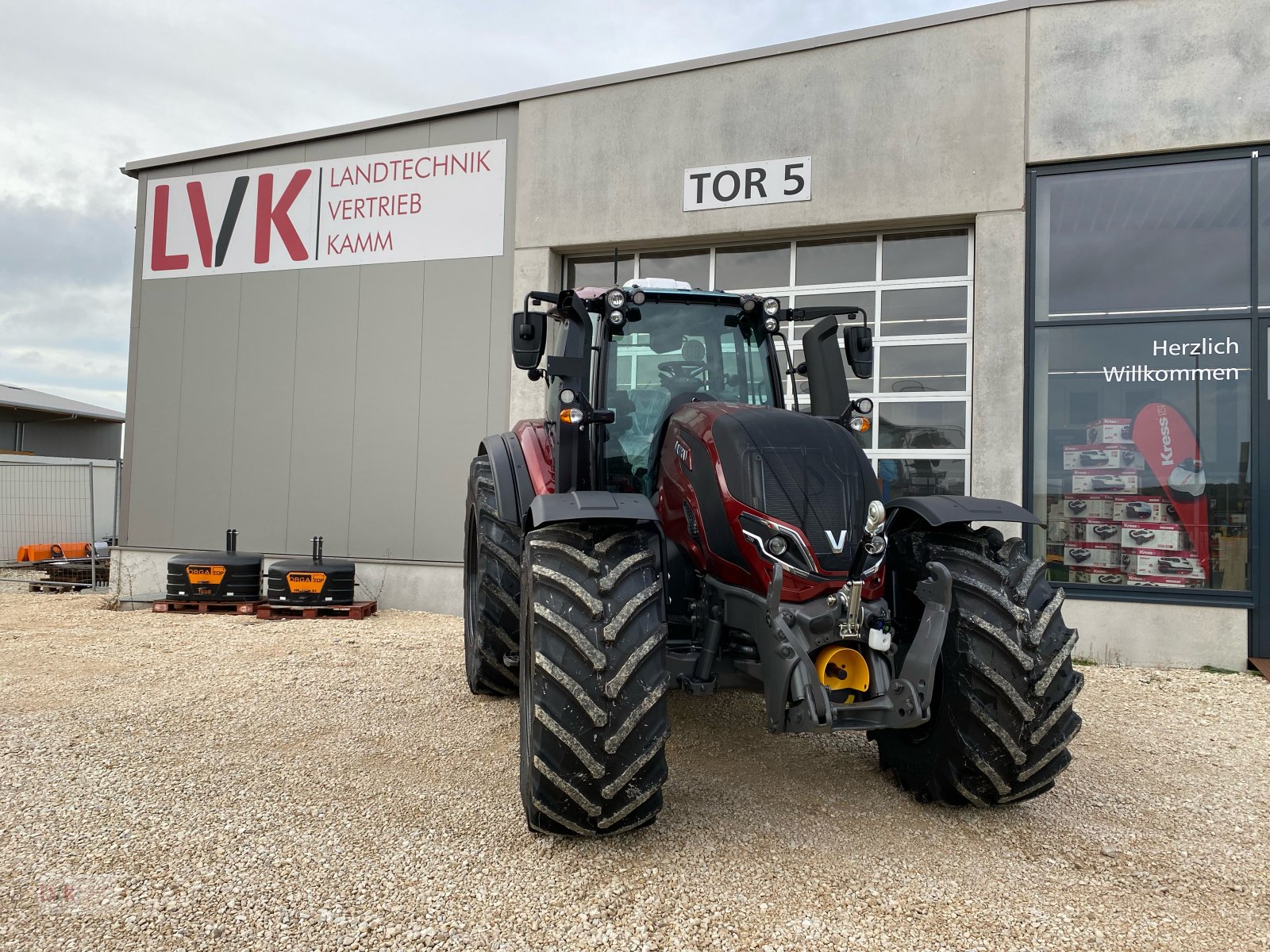 Traktor tipa Valtra T255V, Neumaschine u Weißenburg (Slika 1)