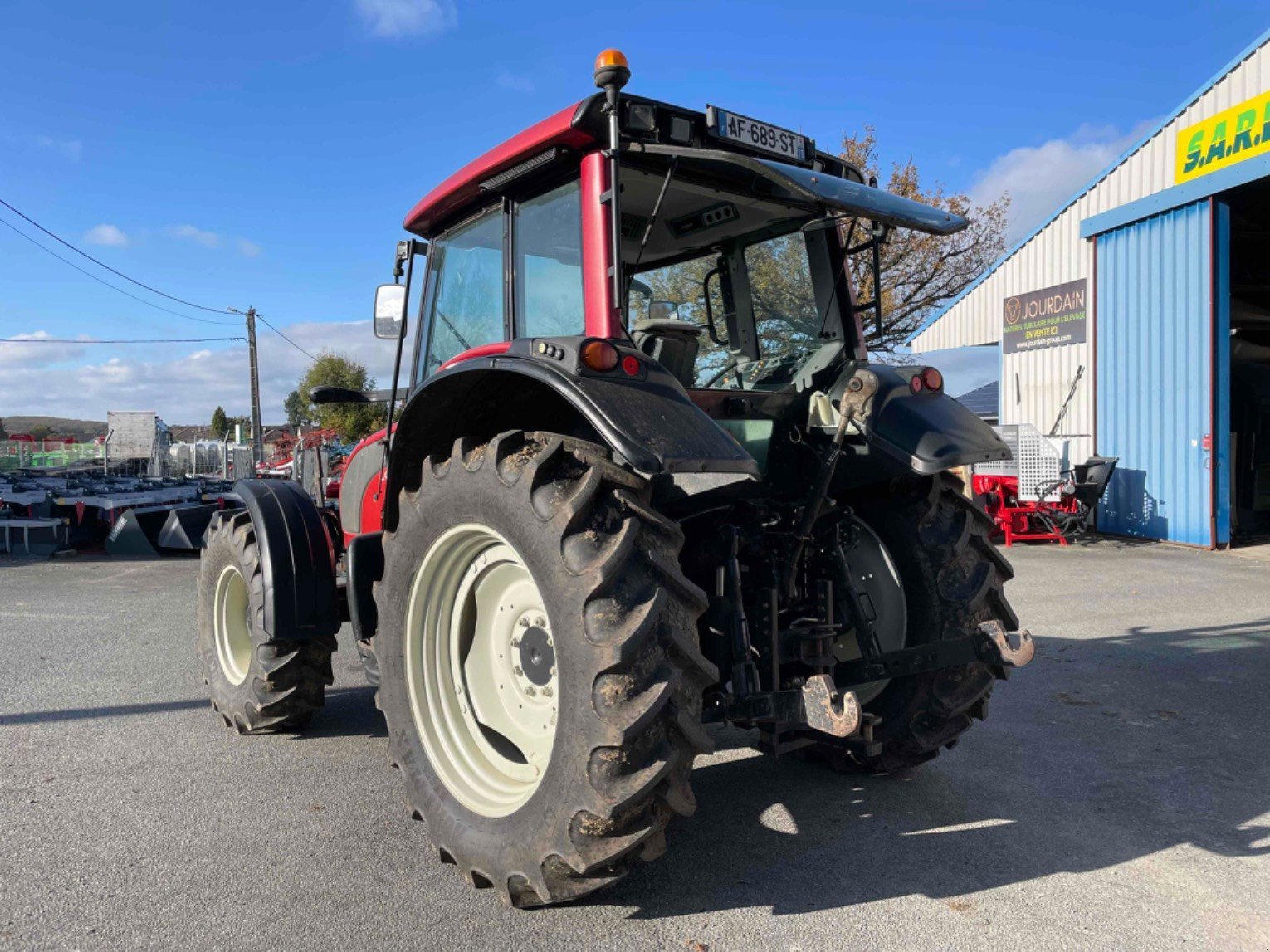 Traktor des Typs Valtra Tracteur agricole N101 Valtra, Gebrauchtmaschine in LA SOUTERRAINE (Bild 3)