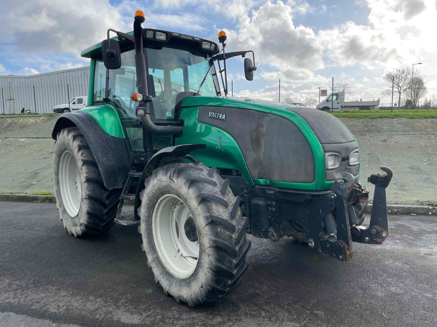 Traktor typu Valtra Tracteur agricole T140 4RM Valtra, Gebrauchtmaschine v SAINT CLAIR SUR ELLE (Obrázek 2)