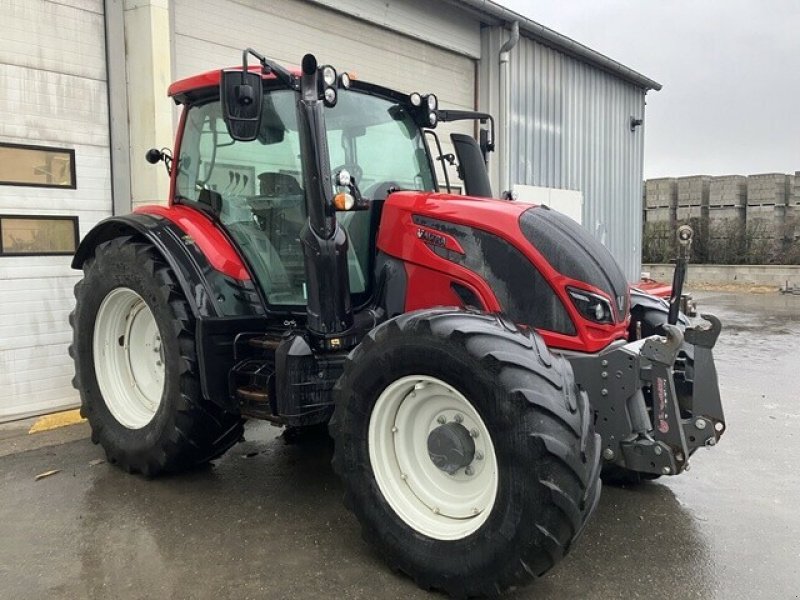 Traktor del tipo Valtra TRACTEUR N 154 E, Gebrauchtmaschine In Feurs (Immagine 2)