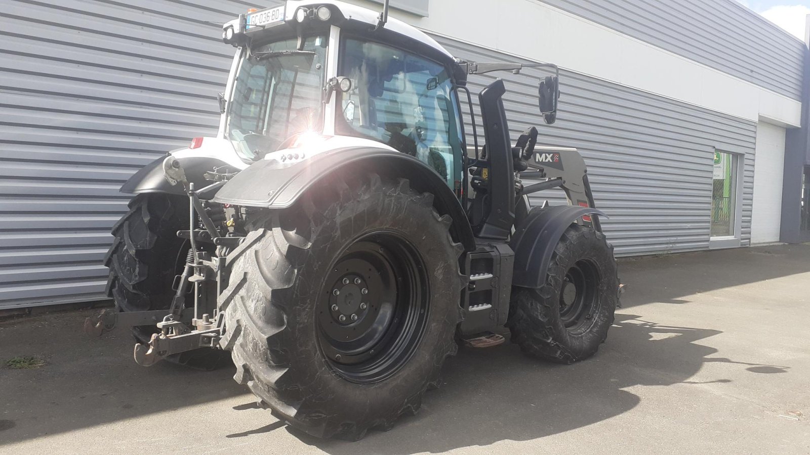 Traktor van het type Valtra TRACTEUR OCC, Gebrauchtmaschine in Les Touches (Foto 3)