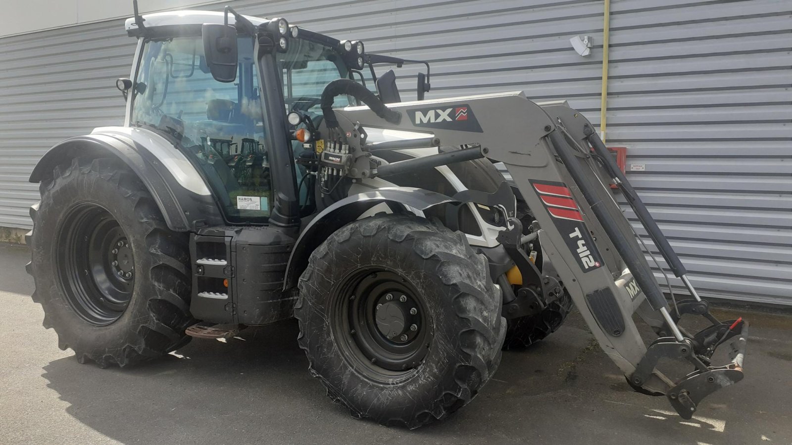 Traktor van het type Valtra TRACTEUR OCC, Gebrauchtmaschine in Les Touches (Foto 2)